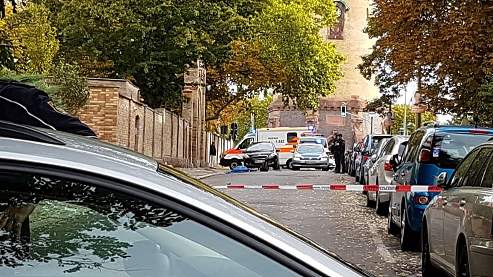 En imatge, el cordó policial amb el cos a terra d'una de les víctimes