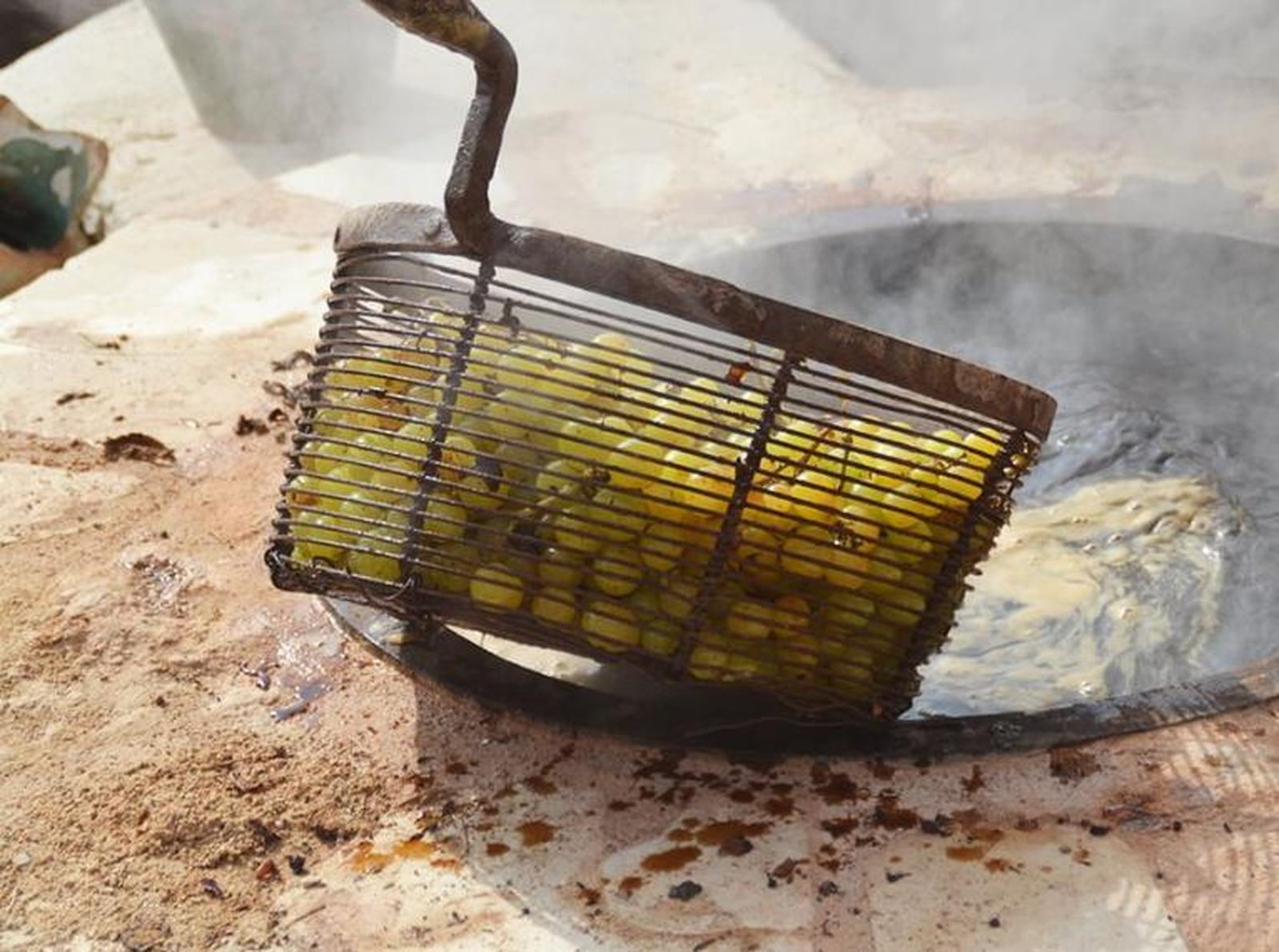 Moment en què s'introdueix el raïm moscatell en la caldera