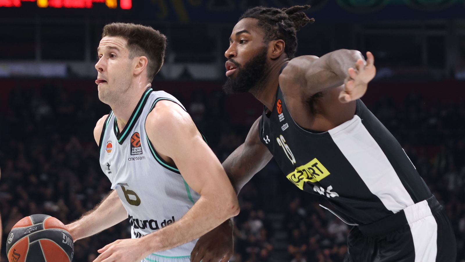 Xabier López-Arostegui es protegeix de la defensa d'un jugador de Partizan