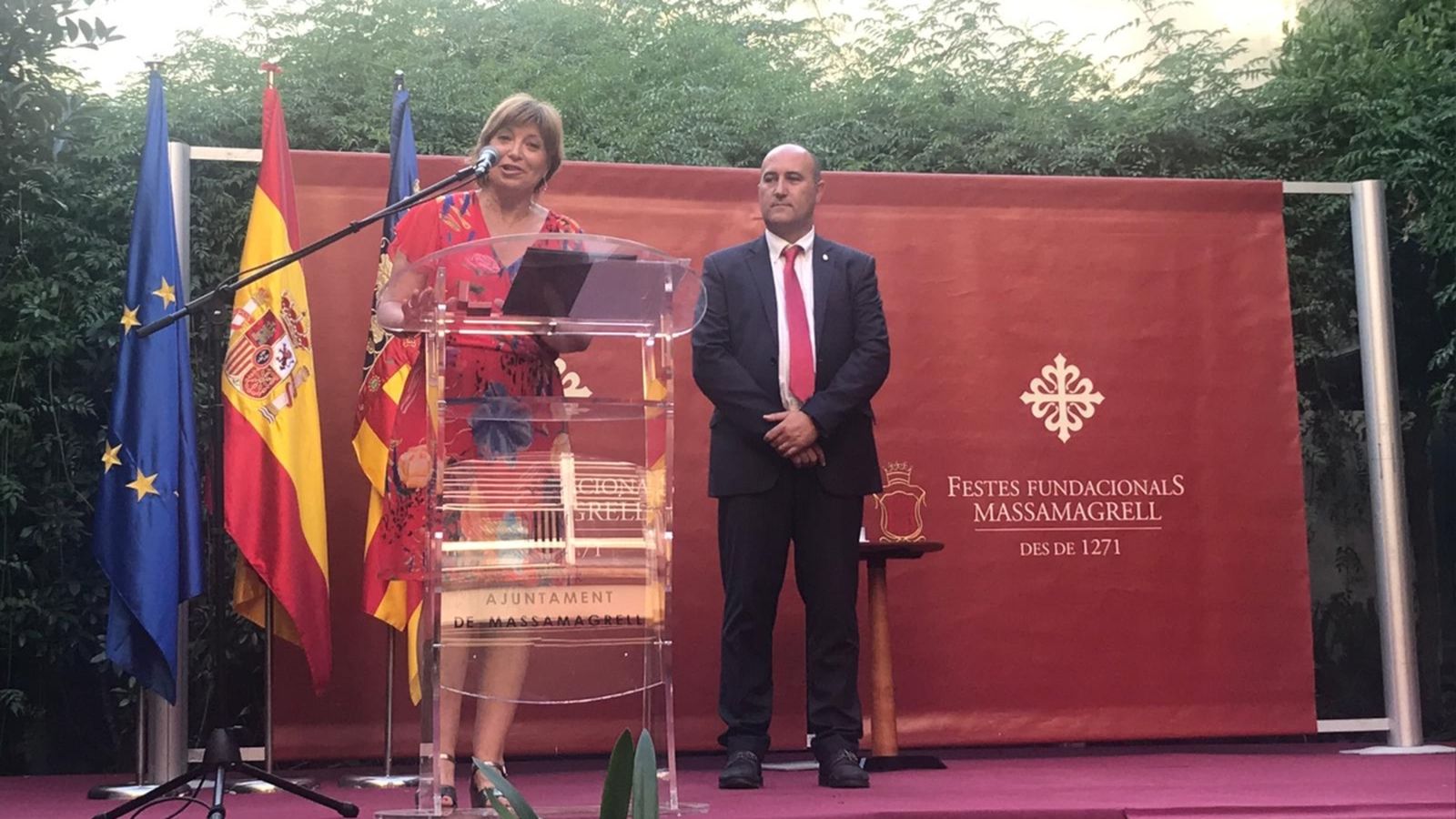 La directora general d’À Punt Mèdia, Empar Marco, recull el Premi Vila de Massamagrell