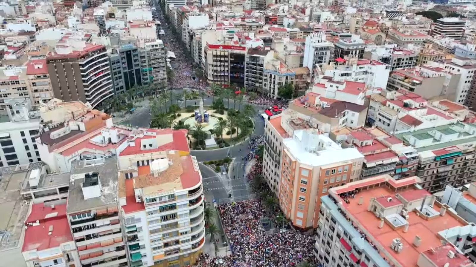 Plaça dels Estels d'Alacant, moments abans d'una de les mascletaes