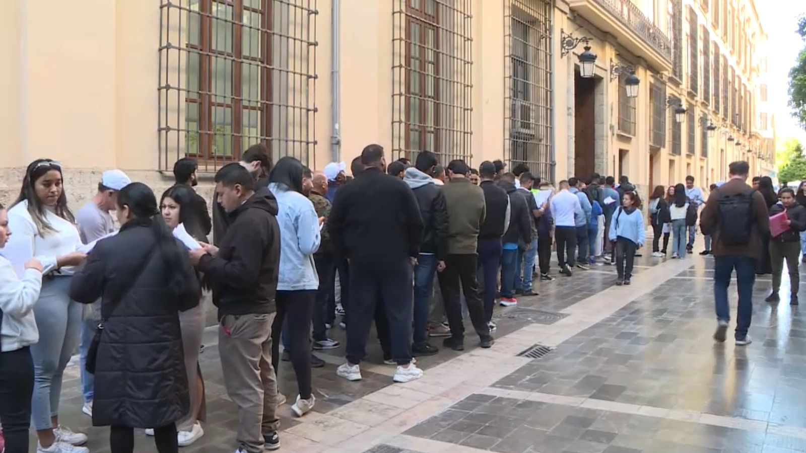 Cua formada a les portes de les oficines de l'Ajuntament de València a primera hora d'este divendres