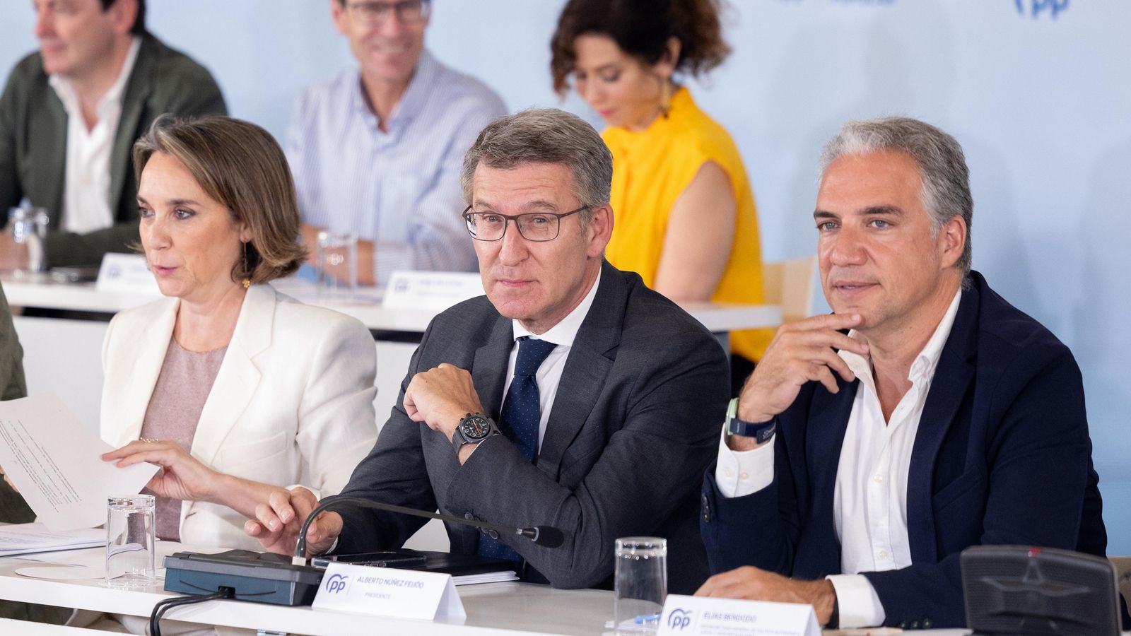El líder del PP Alberto Núñez Feijóo (centre) acompanyat de la secretària general Cuca Gamarra i el vicesecretari Elias Bendodo