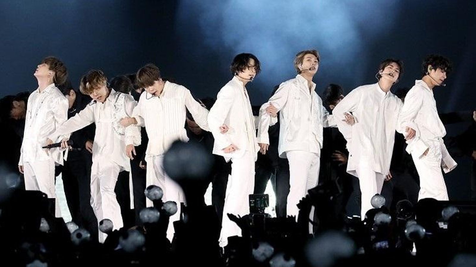 La banda BTS, durant un concert a l'Aràbia Saudita La banda BTS, durant un concert a l'Aràbia Saudita