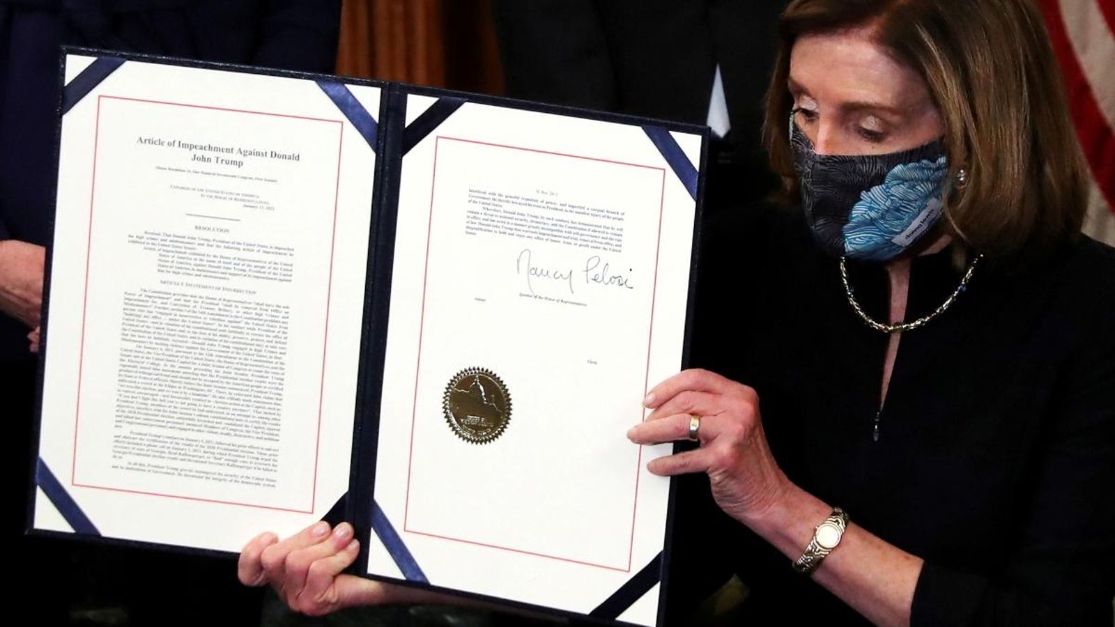 La presidenta de la Cambra del Representants, Nancy Pelosi, exhibeix el document del segon 'impeachment'