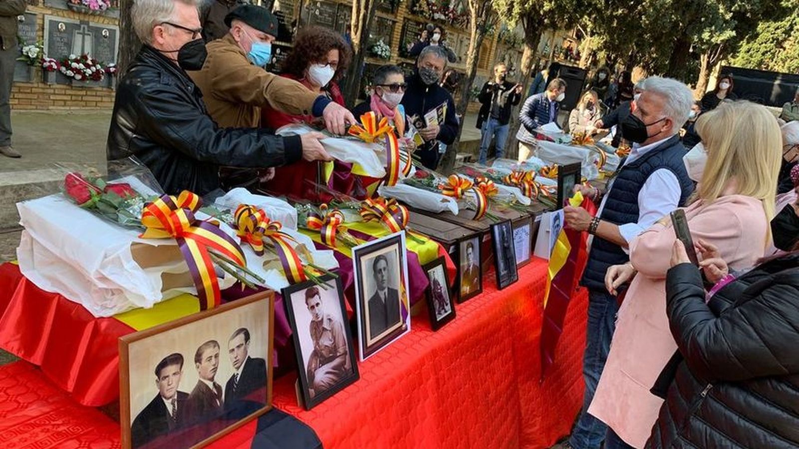 Homenatge al cementeri de Paterna a 17 afusellats pel règim franquista