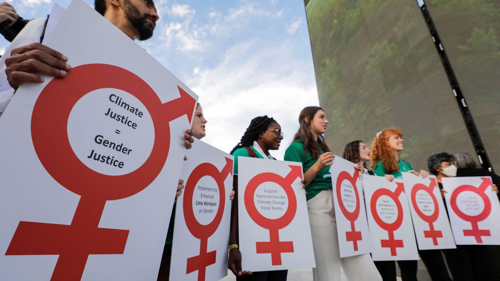 Activistes protesten en contra el canvi climàtic i de la igualtat de gènere als voltants de la COP27