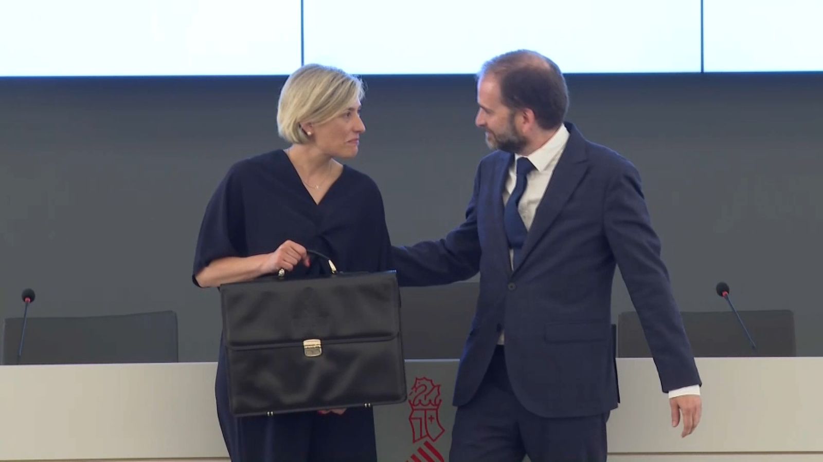 La nova consellera de Justícia i Interior, Elisa Núñez, rep la cartera de mans del subsecretari Salvador Broseta