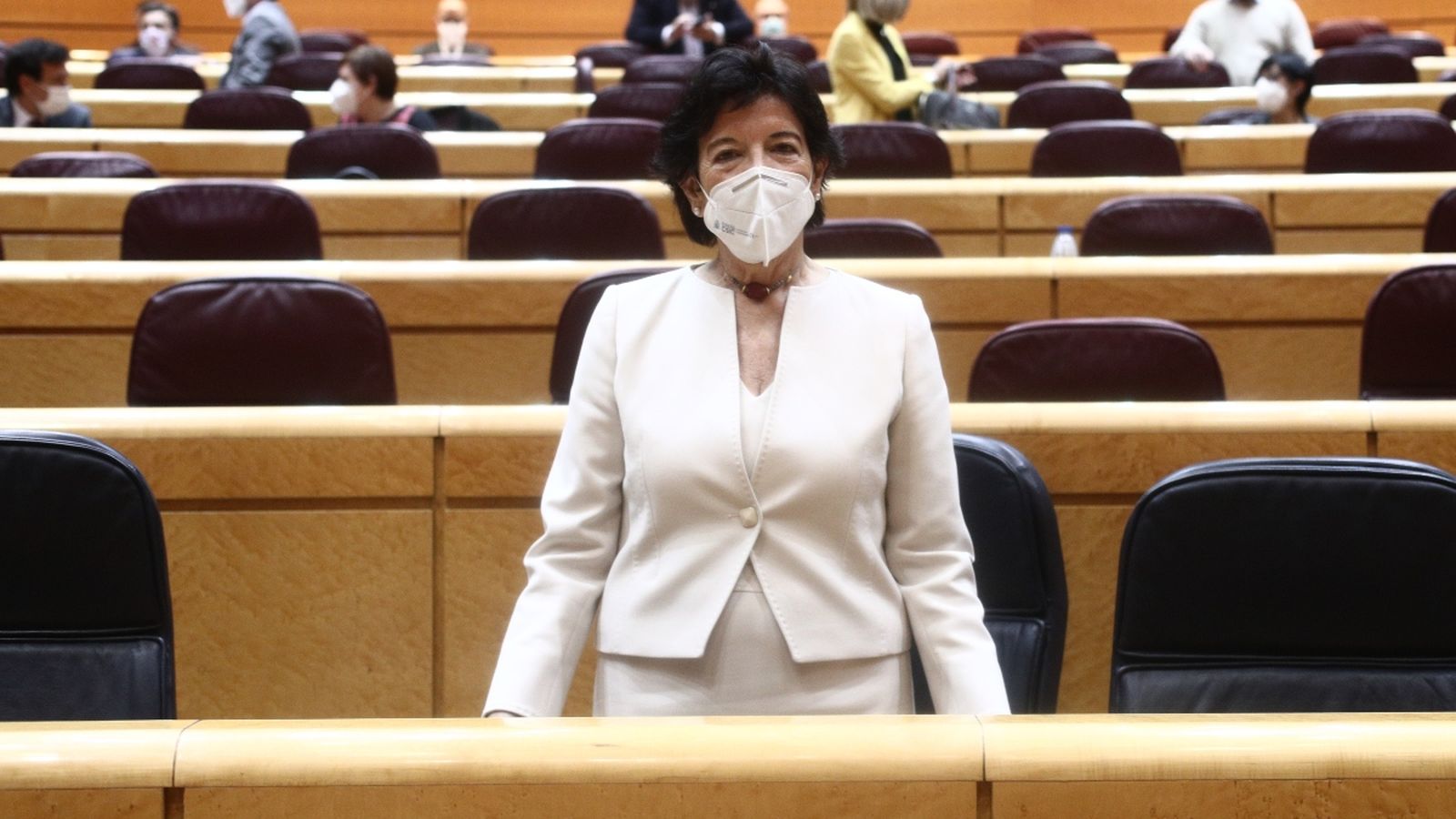 La ministra d'Educació Isabel Celáa en el ple del Senat