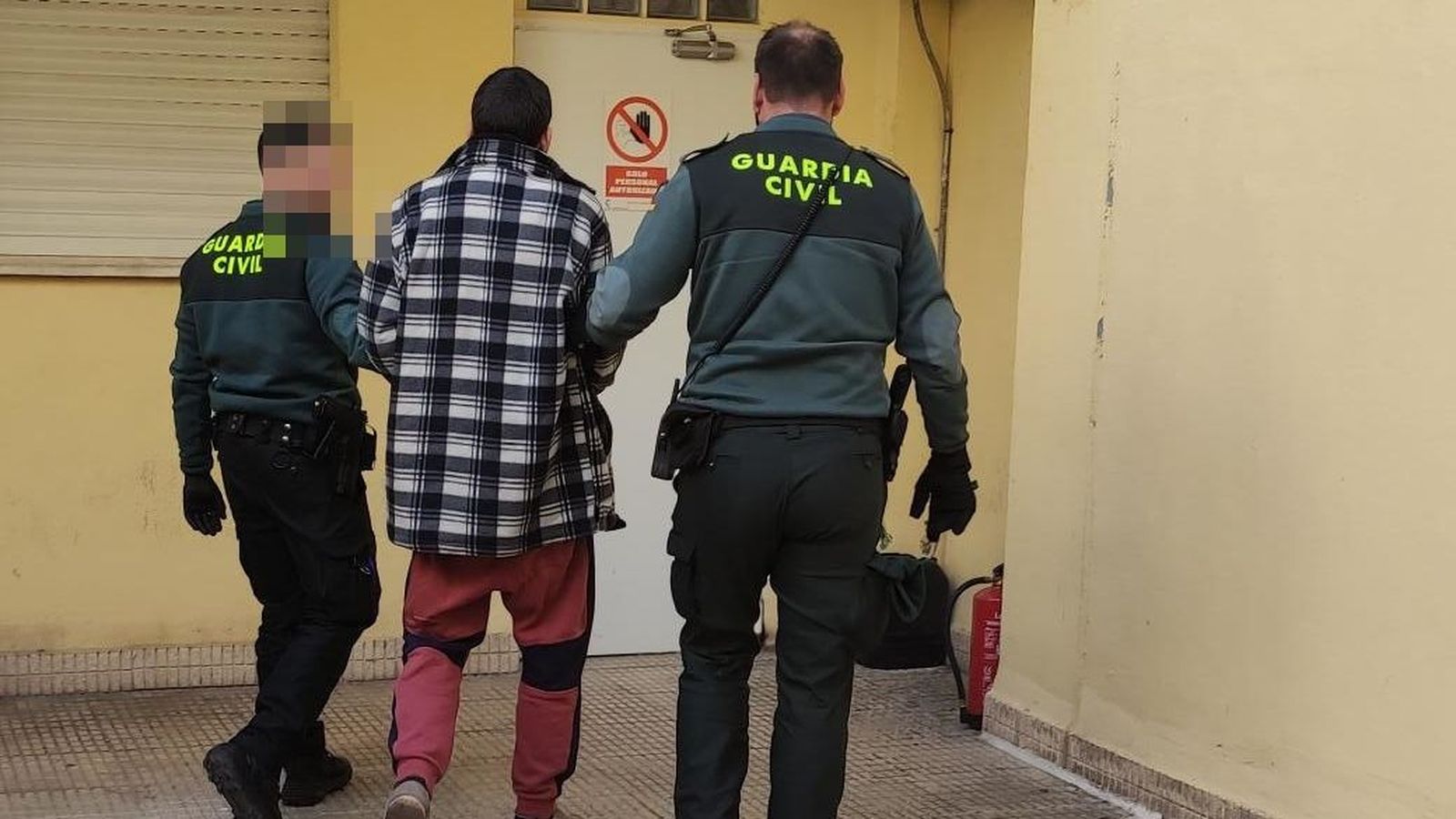 La Guàrdia Civil en el moment de la detenció dels presumptes autors del robatori