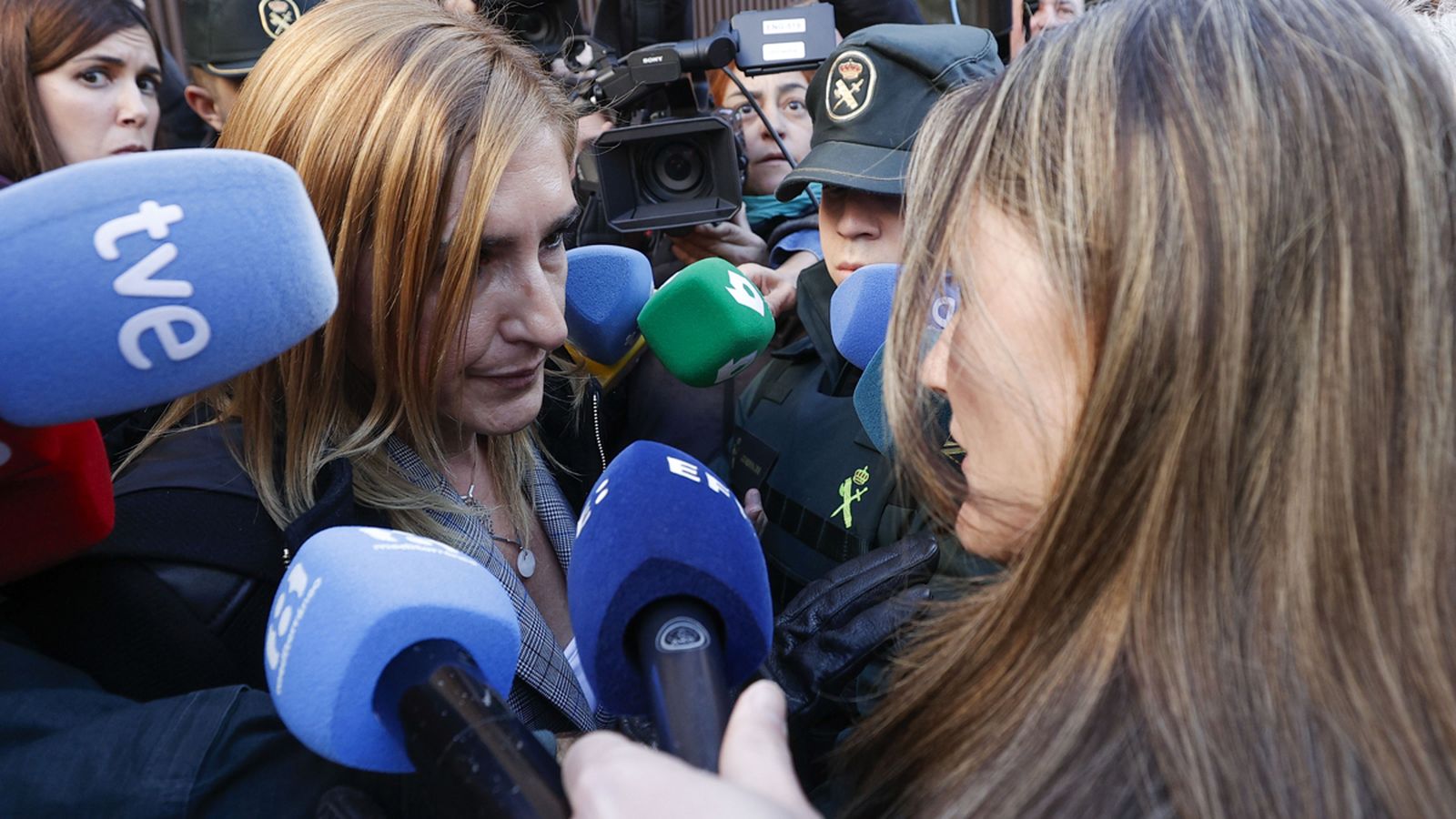 L'exconsellera Salomé Pradas parla amb la portaveu de les víctimes de la dana Rosa Álvarez