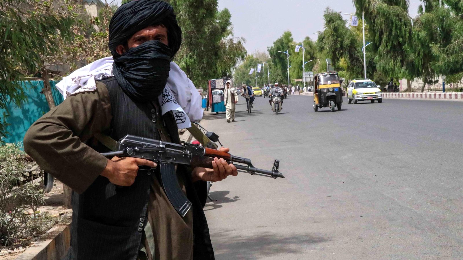Un talibà patrullant els carrers de Kandahar, a l'Afganistan