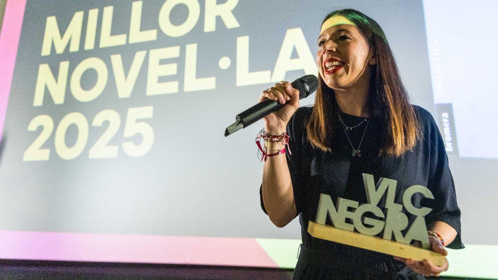 L'alcoiana Natalia Gisbert recull el premi de la Millor novel·la en valencià del certamen VLC Negra