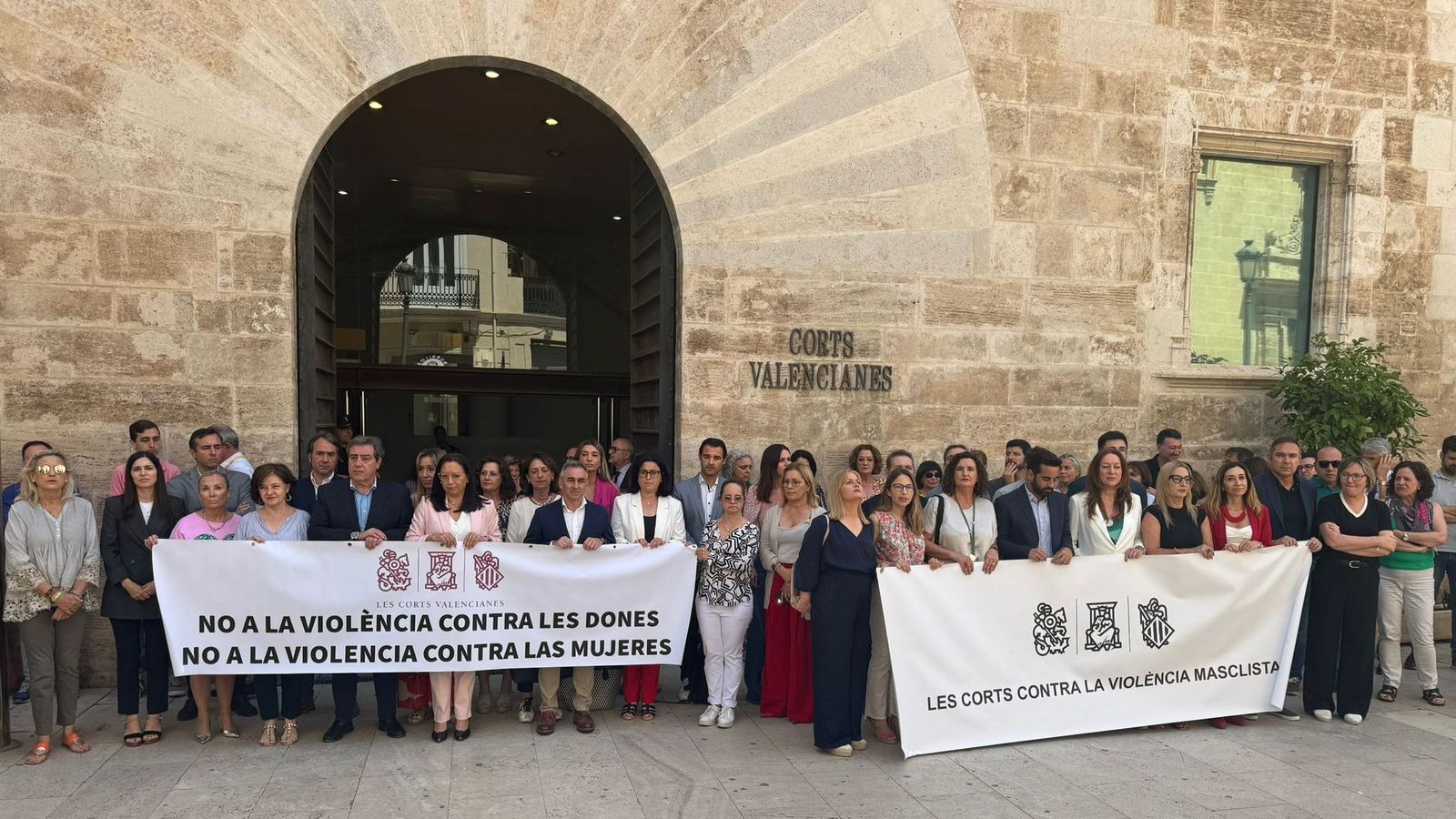 Els diputats valencians, amb pancartes amb lemes diferents, han condemnat l'assassinat d'una dona i el seu fill divendres a Benaguasil