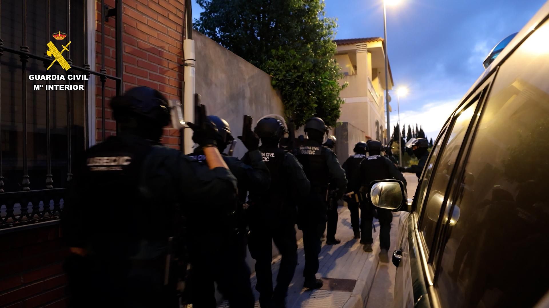 Els agents de la Guàrdia Civil, durant l'operació Banalic Cau banda vishing Alacant