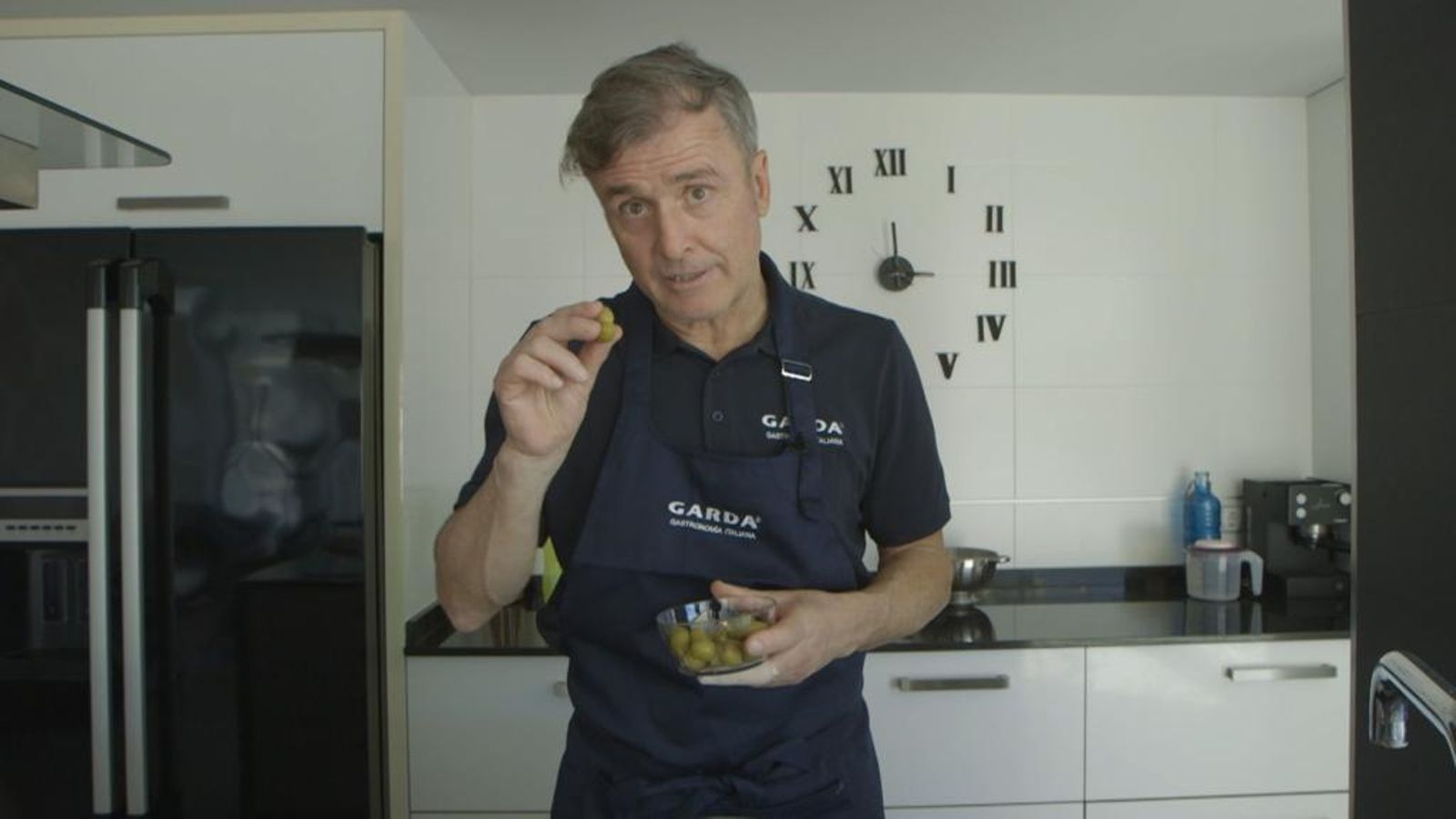 Amedeo Carboni cuina pasta fresca amb tomata, mozzarella i alfàbega