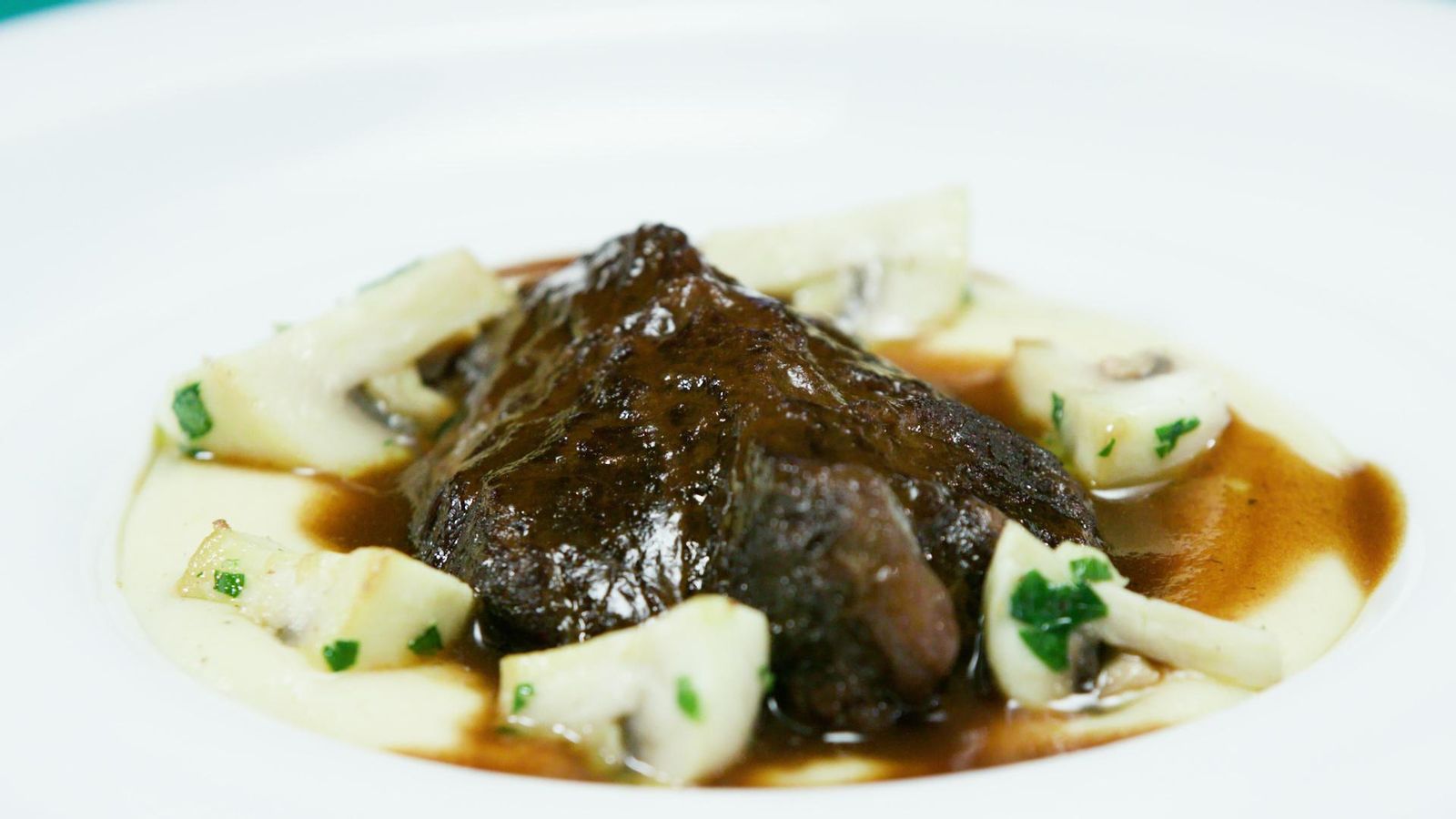 Galta de vedella amb puré d'arrels