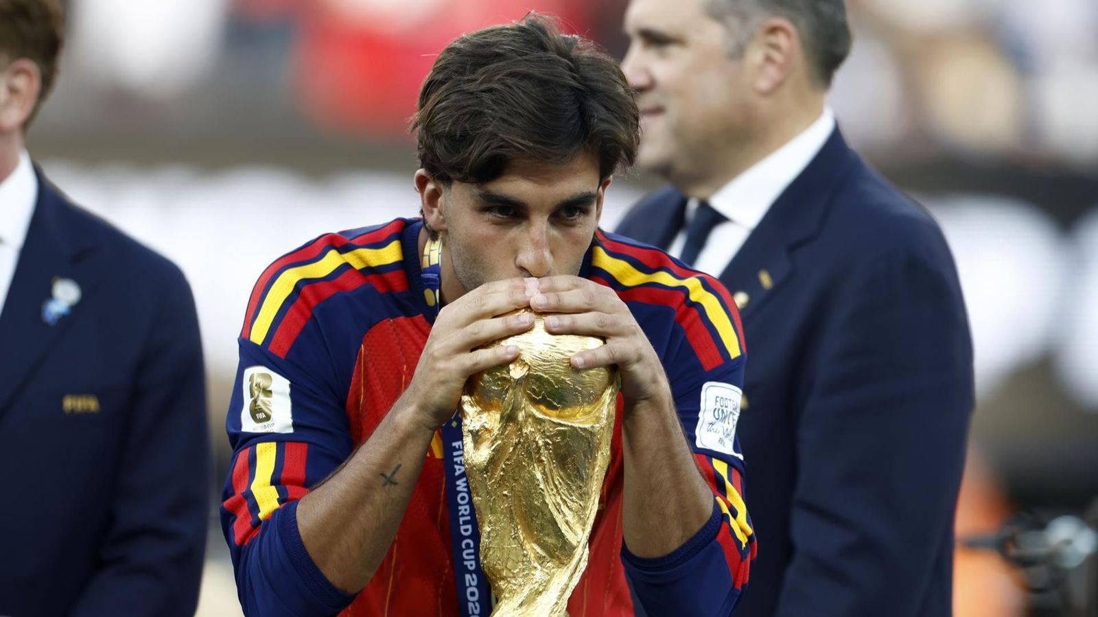 Ferran Torres besa el trofeu de la Copa del Món