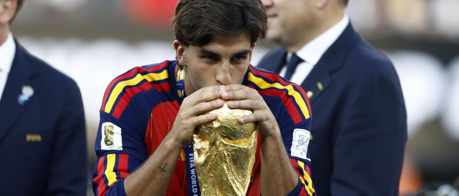 Ferran Torres besa el trofeu de la Copa del Món