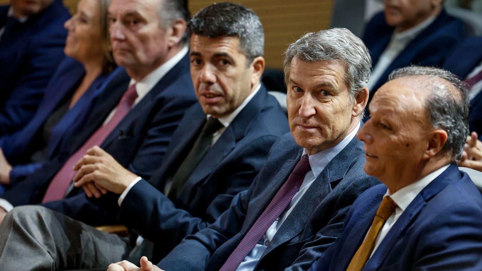 Núñez Feijóo, amb el president de la patronal valenciana, a la dreta, i amb el cap del Consell, a l'esquerra este dilluns a València