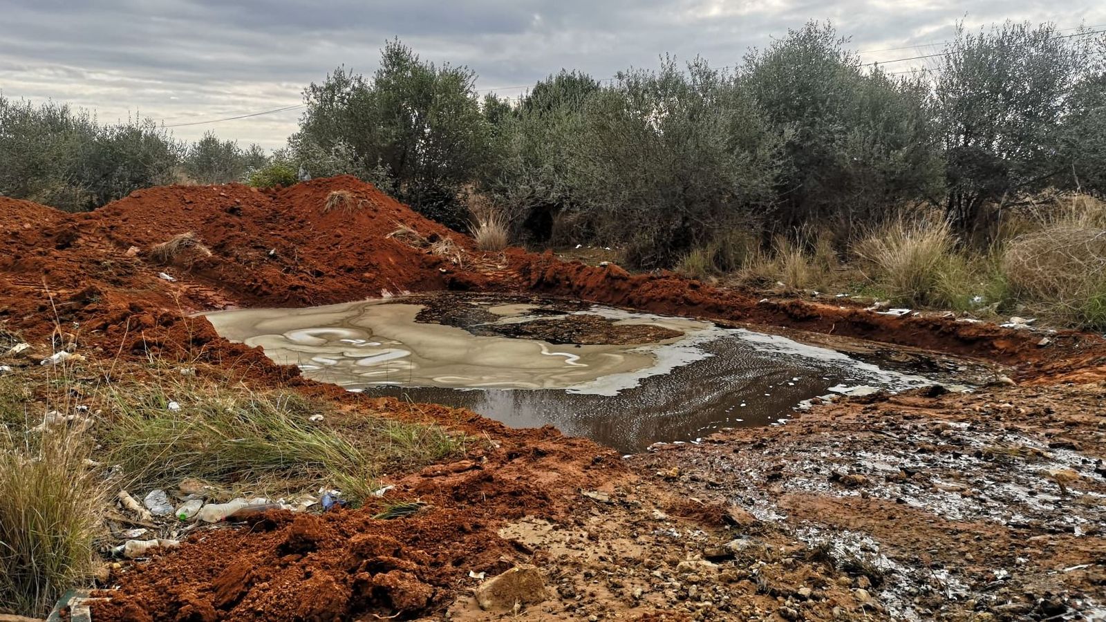 Bassa de residus al polígon industrial Masía del Conde a Loriguilla