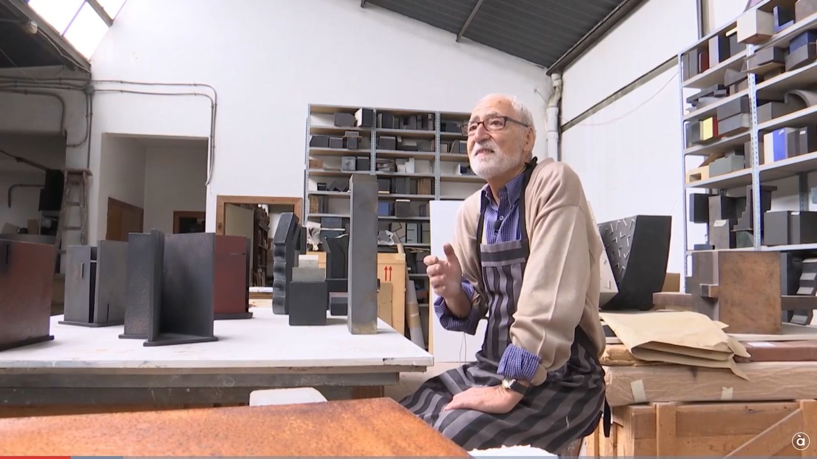 El ceramista Enric Mestre en una entrevista per a À Punt