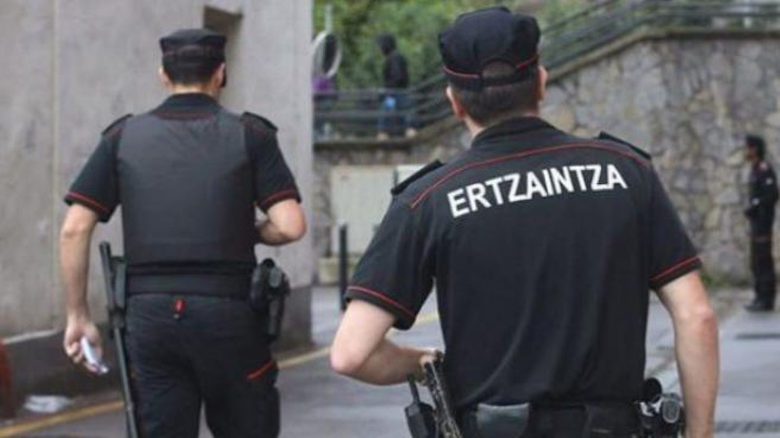 Imatge d'arxiu d'agents de l'Ertzaintza durant una actuació