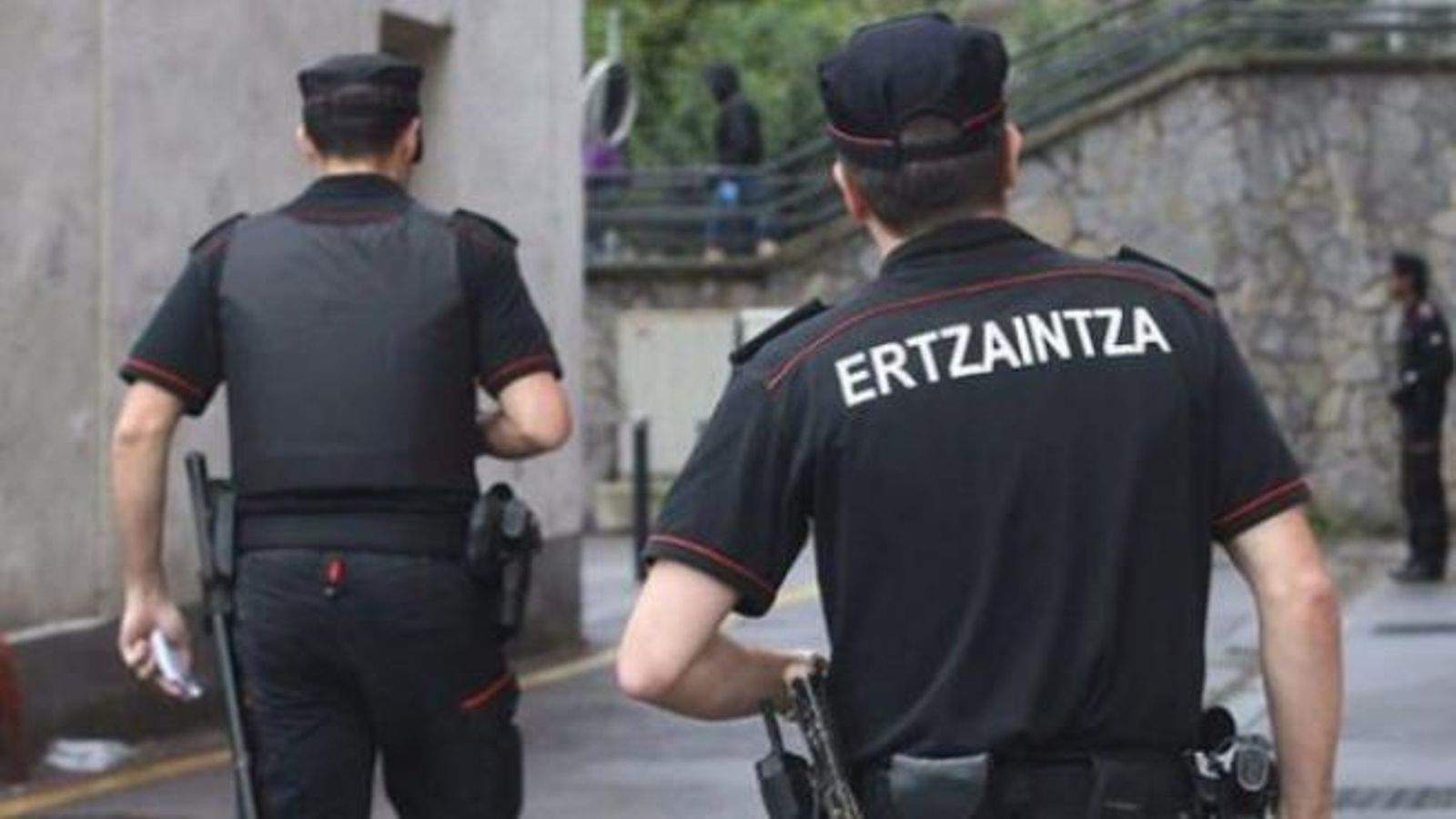 Imatge d'arxiu d'agents de l'Ertzaintza durant una actuació Imatge d'arxiu d'agents de l'Ertzaintza durant una actuació