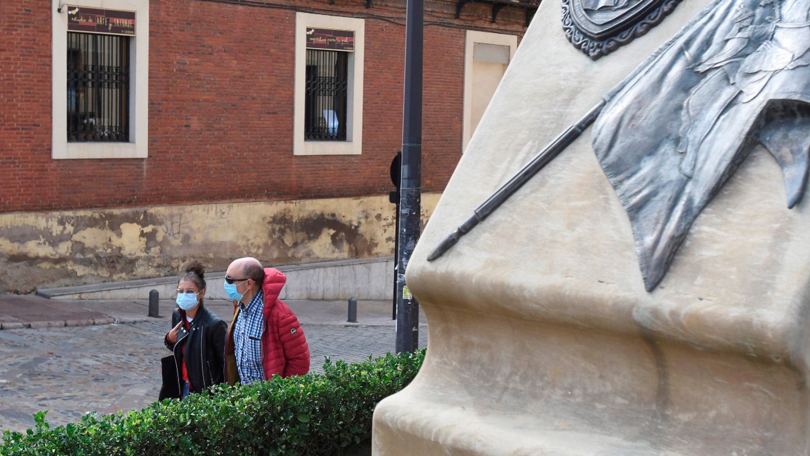 Dos vianants caminen per un carrer de la ciutat de Lleó, que quedarà confinada perimetralment a partir d’aquesta mitjanit per l’elevada incidència del virus