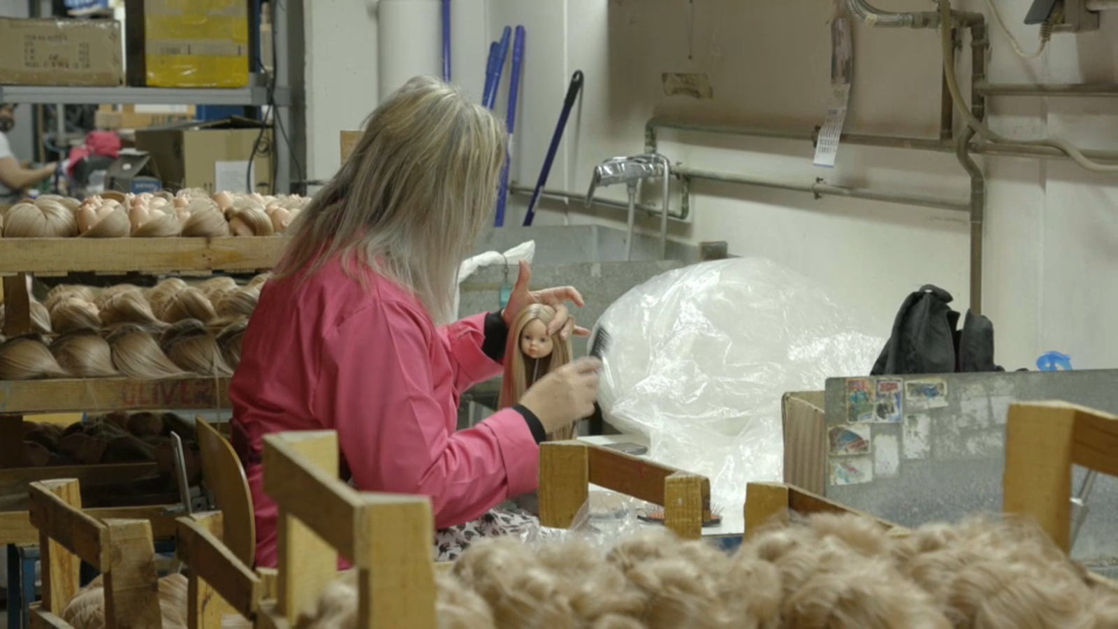 Una treballadora prepara el monyo d'una nina