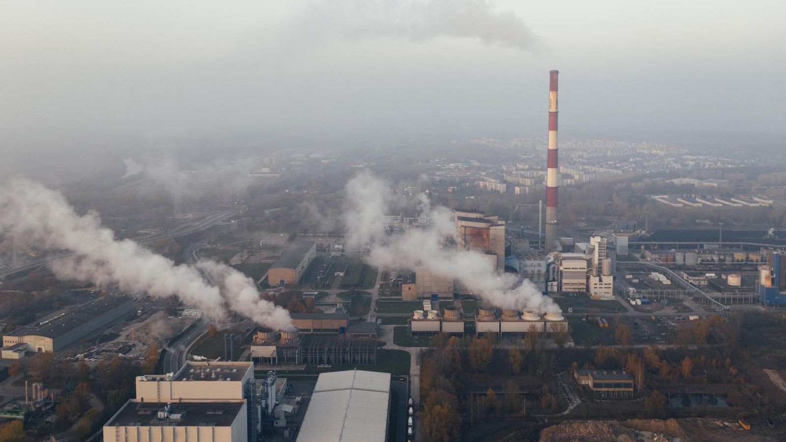 Imatge d'una empresa amb xemeneies a plena activitat