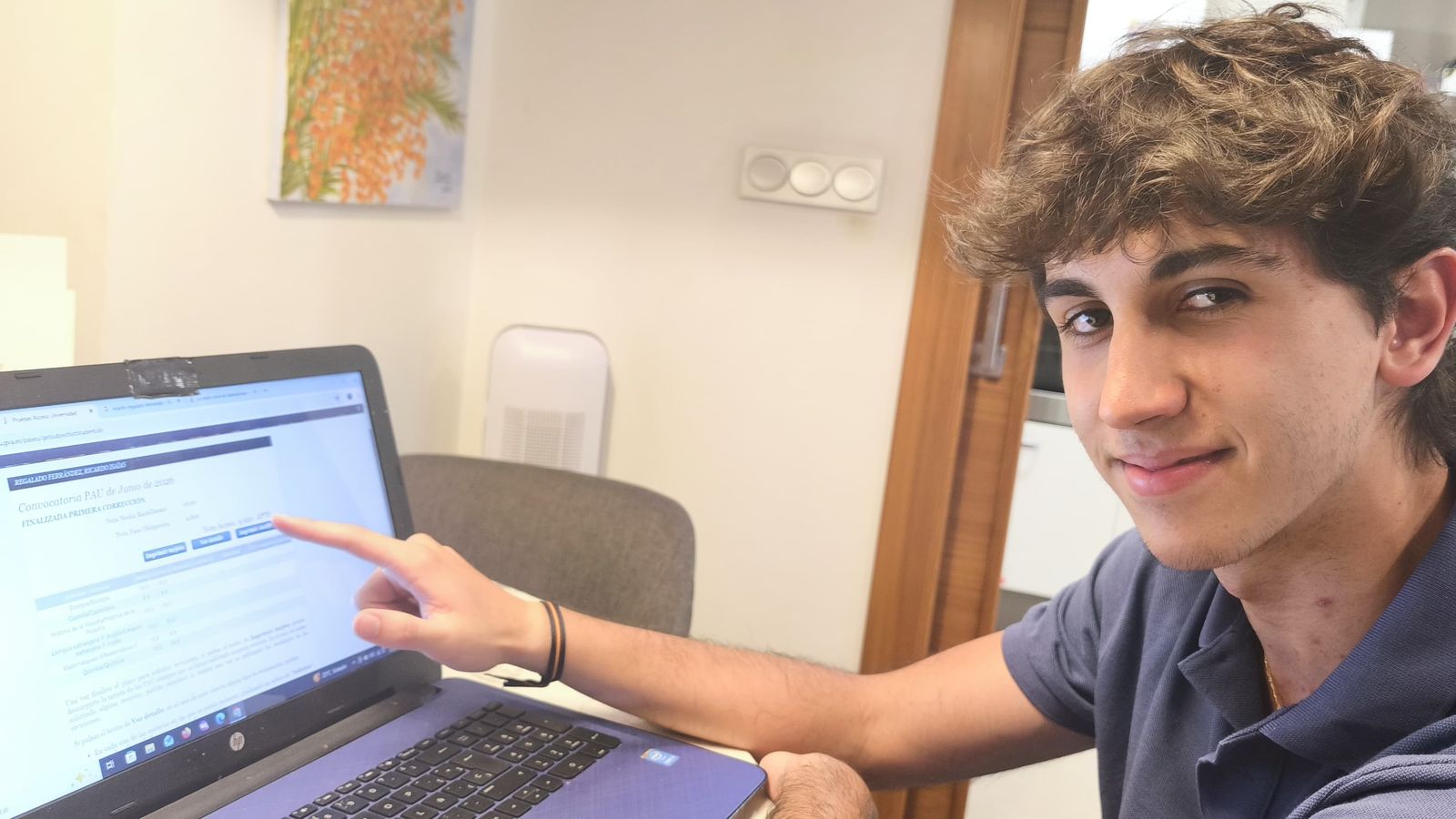 Ricardo Isaías Regalado mirant els seus resultats de la PAU 2026