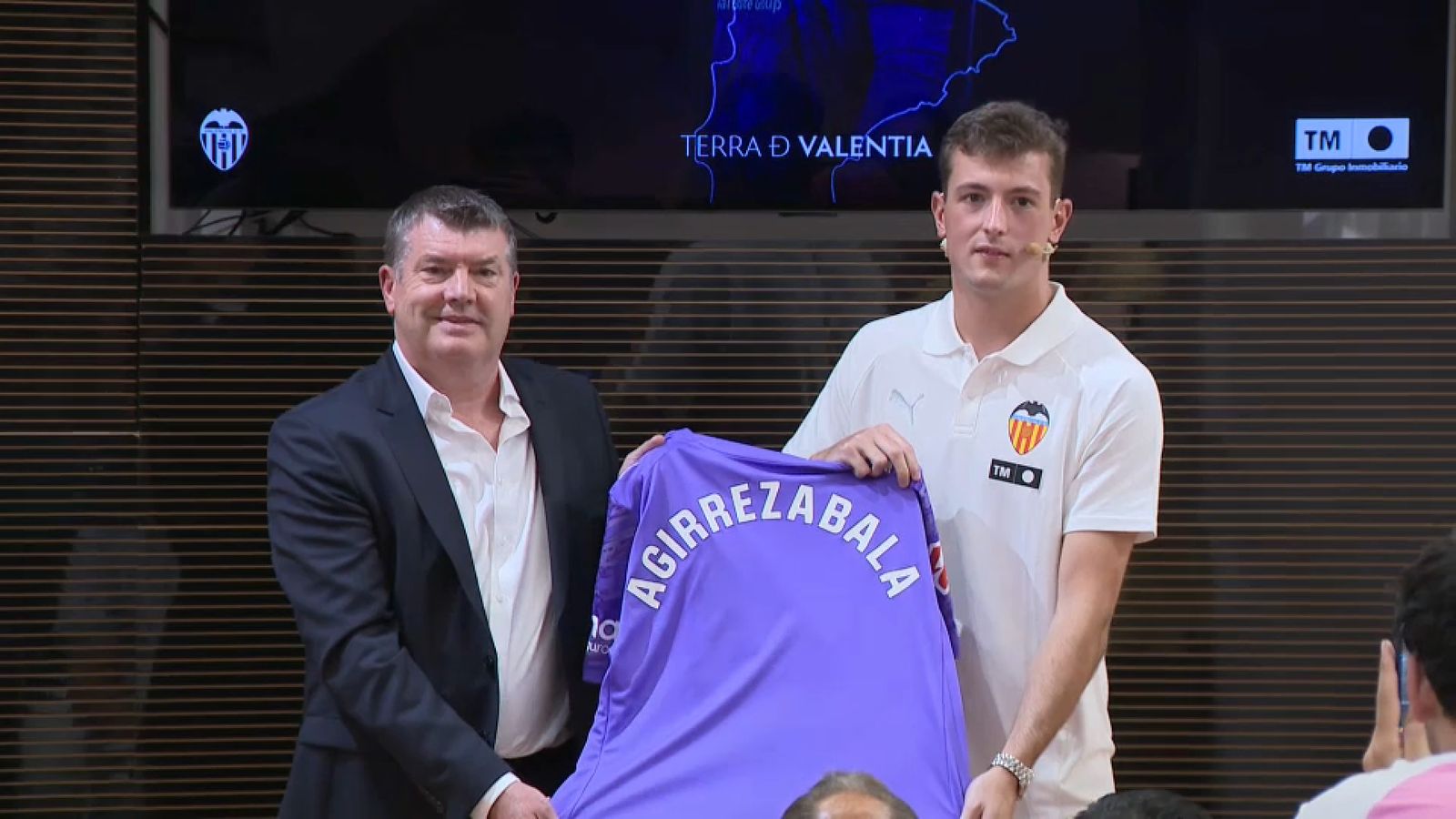 Julen Agirrezabala i Ron Gourlay en la presentació del nou porter del València