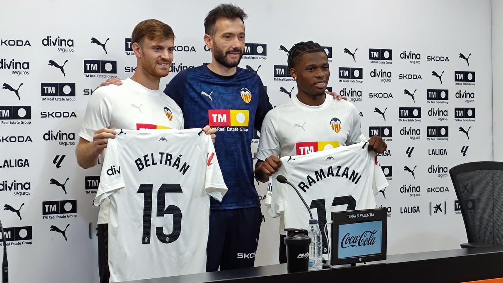 Lucas Beltrán i Largie Ramazani, acompanyats de Corberán en la presentació com a jugadors del València Lucas Beltrán i Largie Ramazani, acompanyats de Corberán en la presentació com a jugadors del València