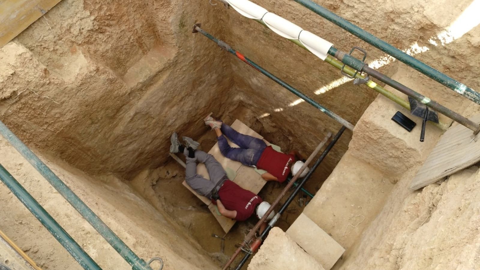 L’equip d’ArqueoAntro durant els treballs de la fossa 128 de Paterna