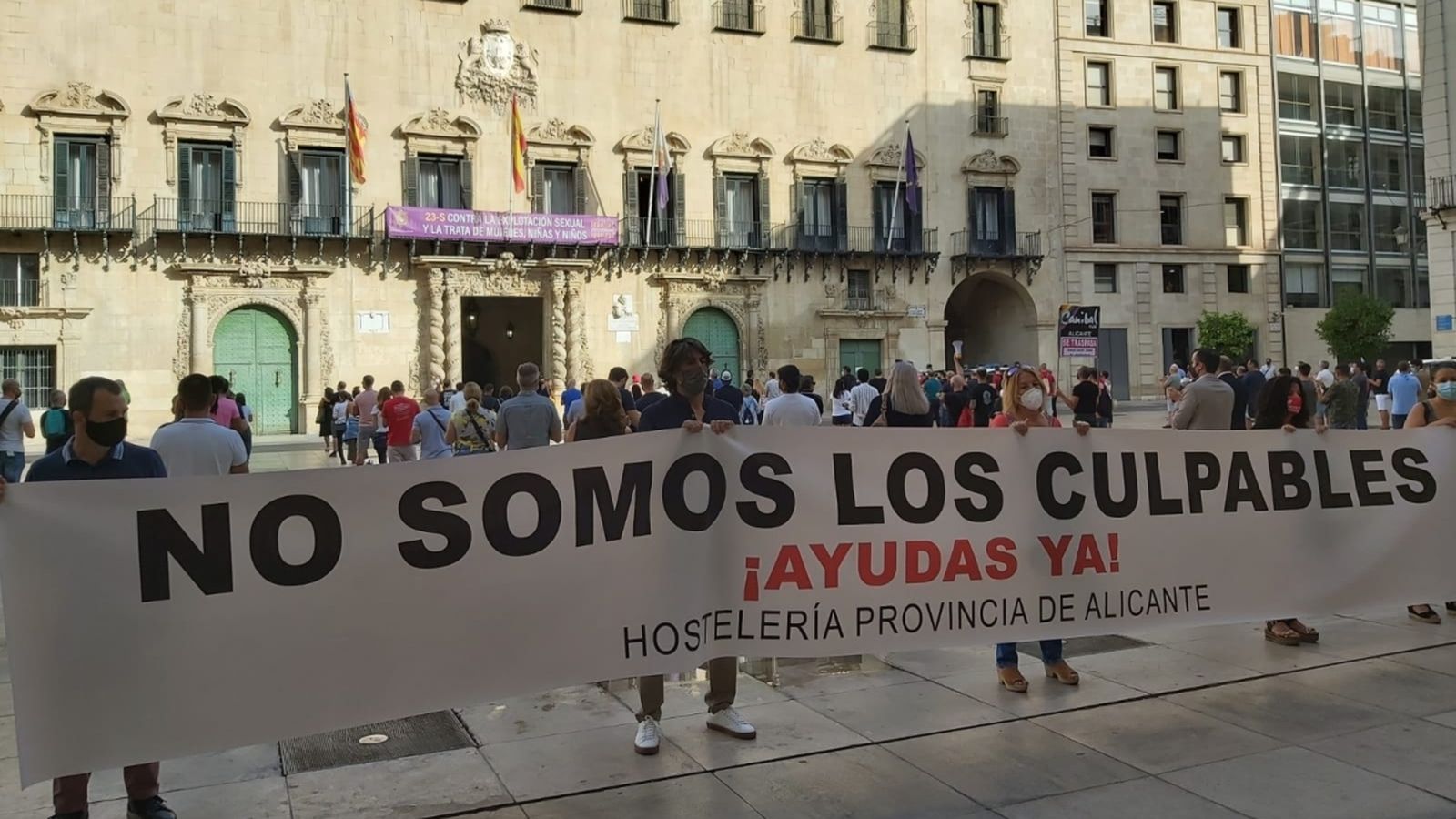 Concentració del sector hostaler i de l'oci nocturn a la plaça de l'Ajuntament d'Alacant