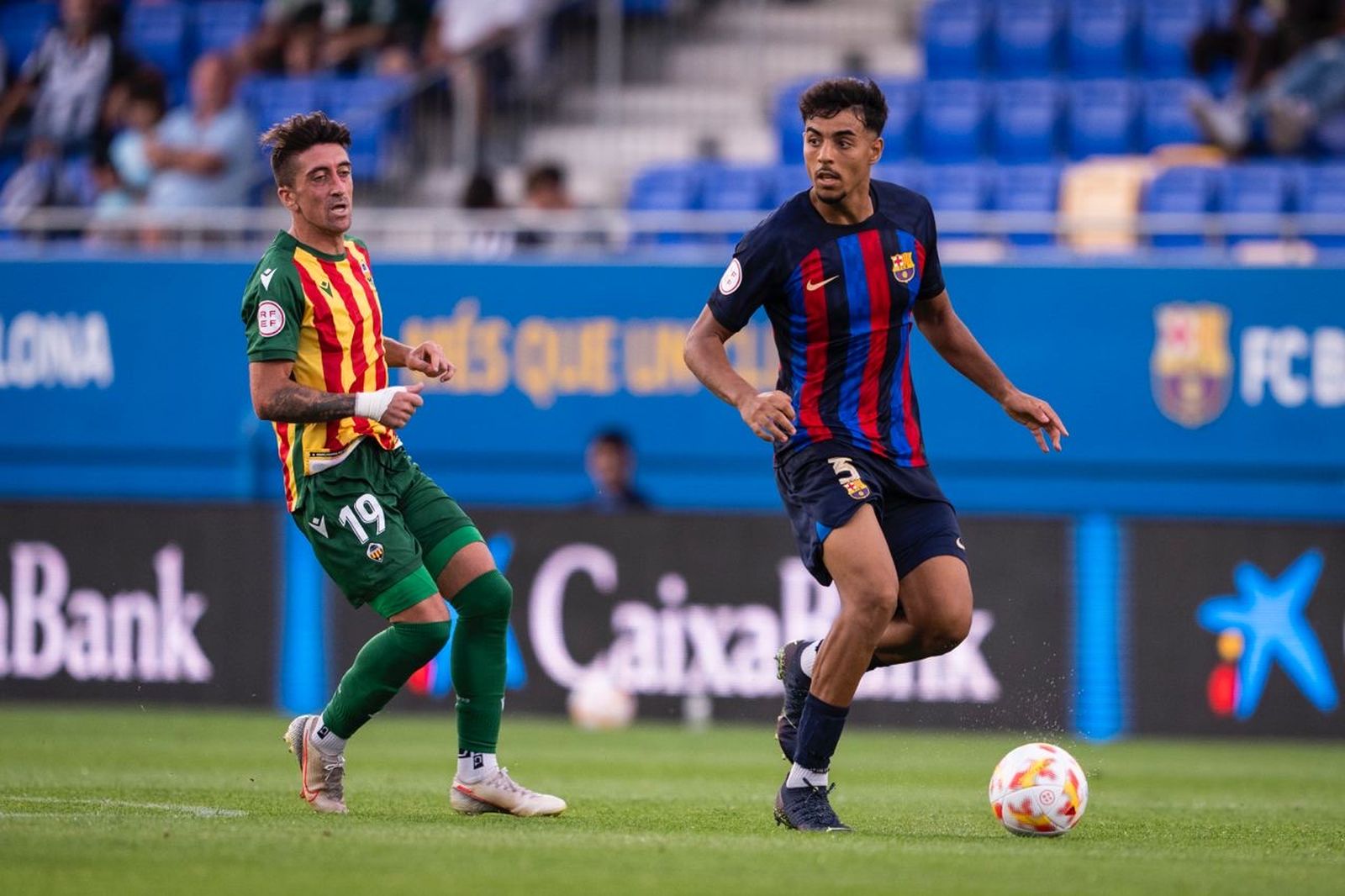 Pablo Hernández persegueix un jugador del filial braugrana