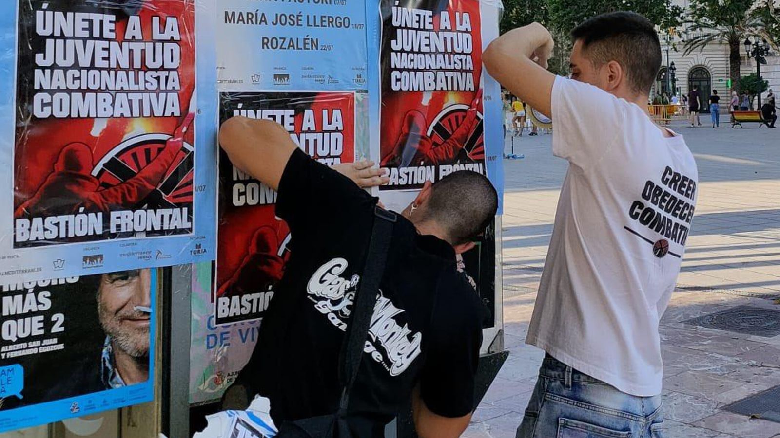 Pegada de cartells del grup ultra per a promocionar la visita a València