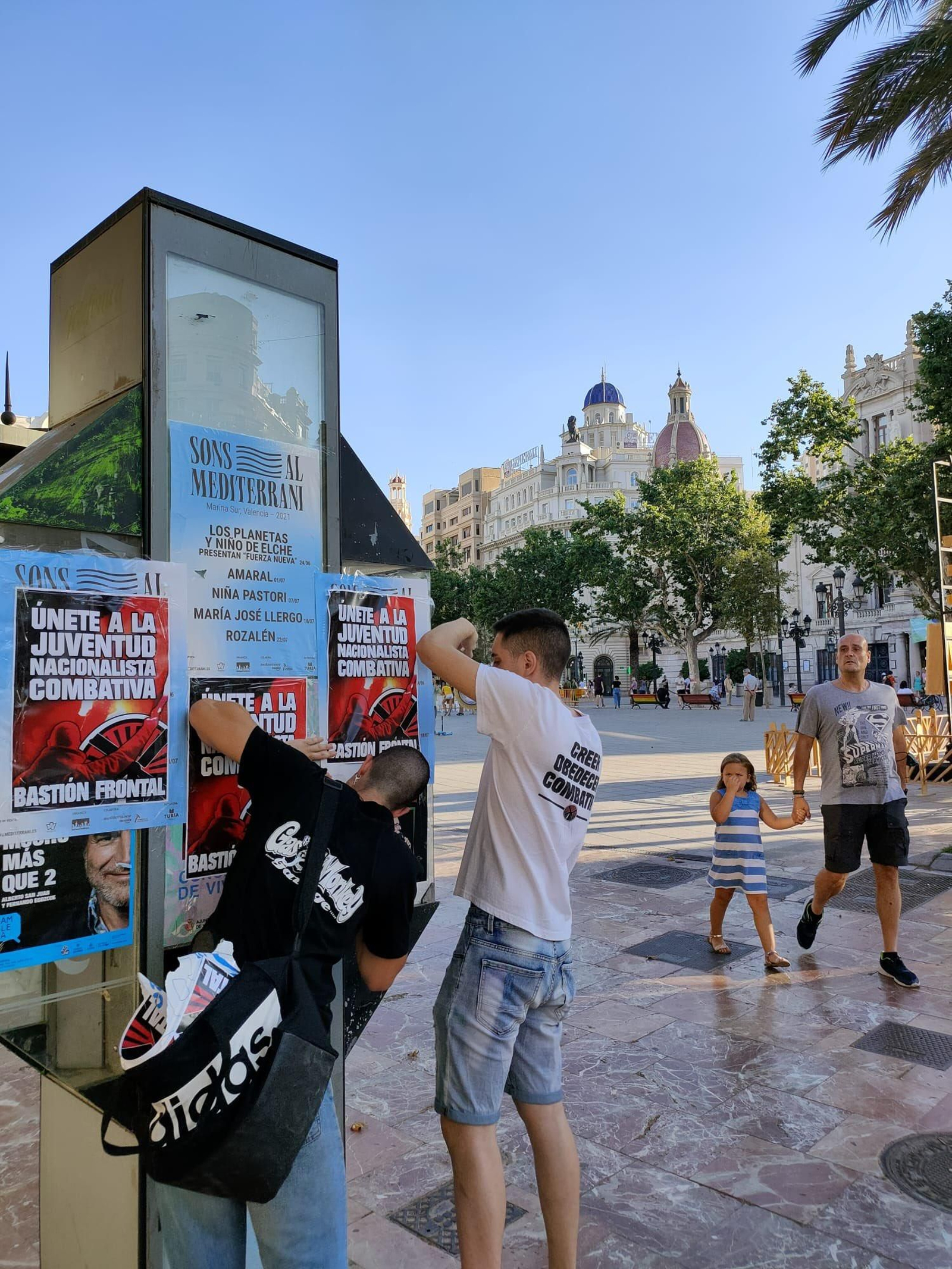 Pegada de cartells del grup ultra per a promocionar la visita a València