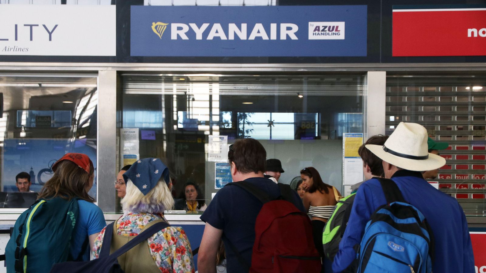 Diverses persones fan cua a la finestreta de la companyia aèria Ryanair