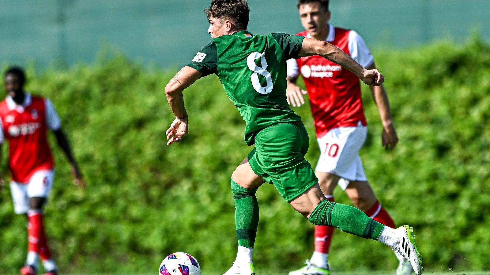 Guti, en una acció del partit