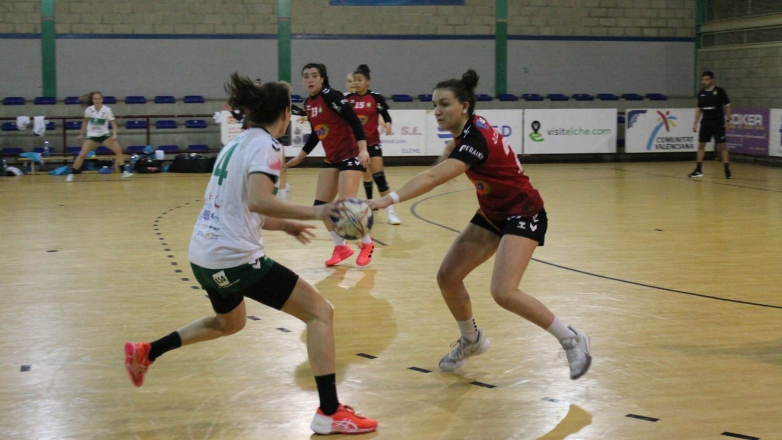 Una jugadora de l'Elx, en una acció del partit