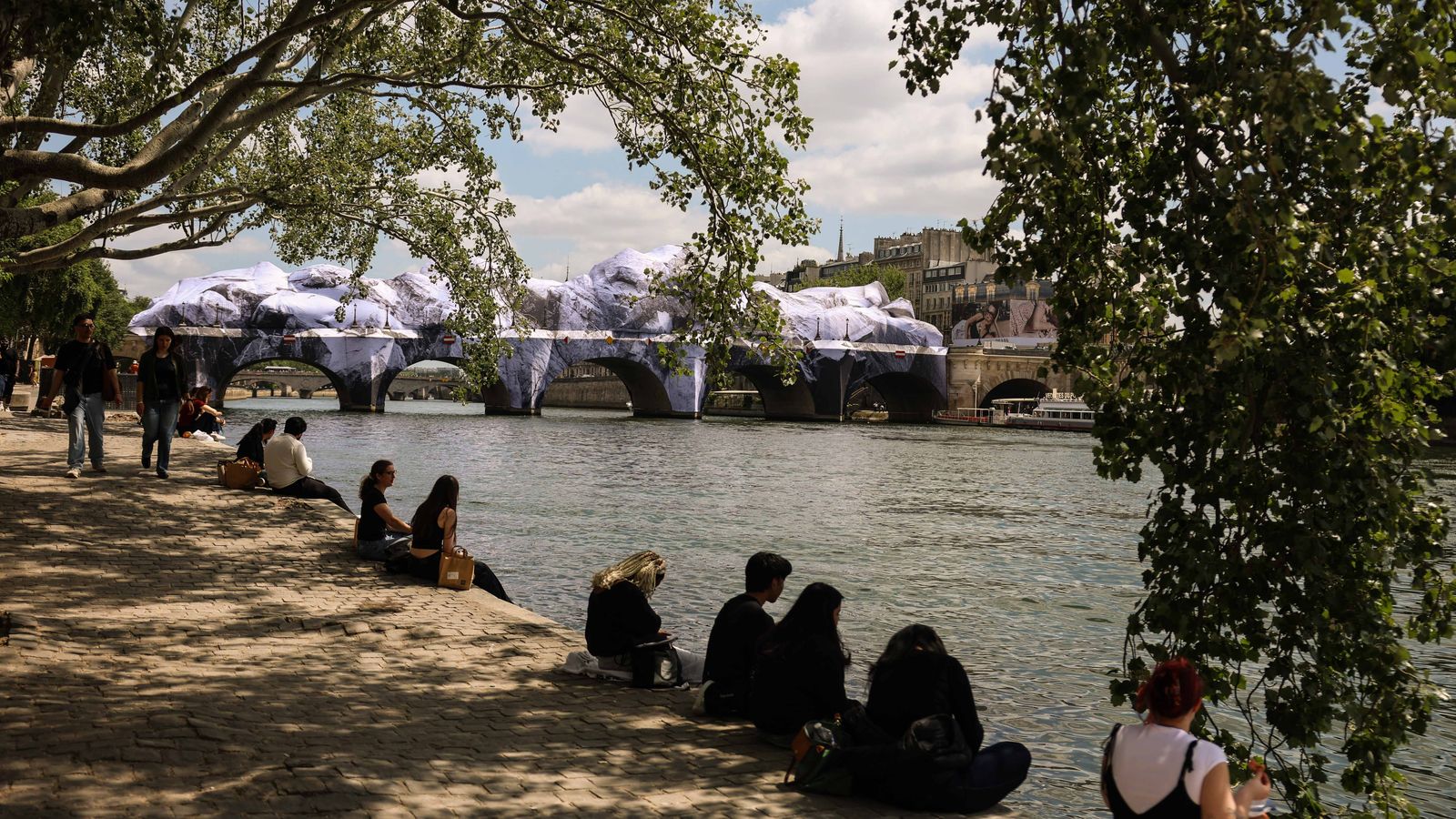 Ciutadans a la vora del Sena, a París