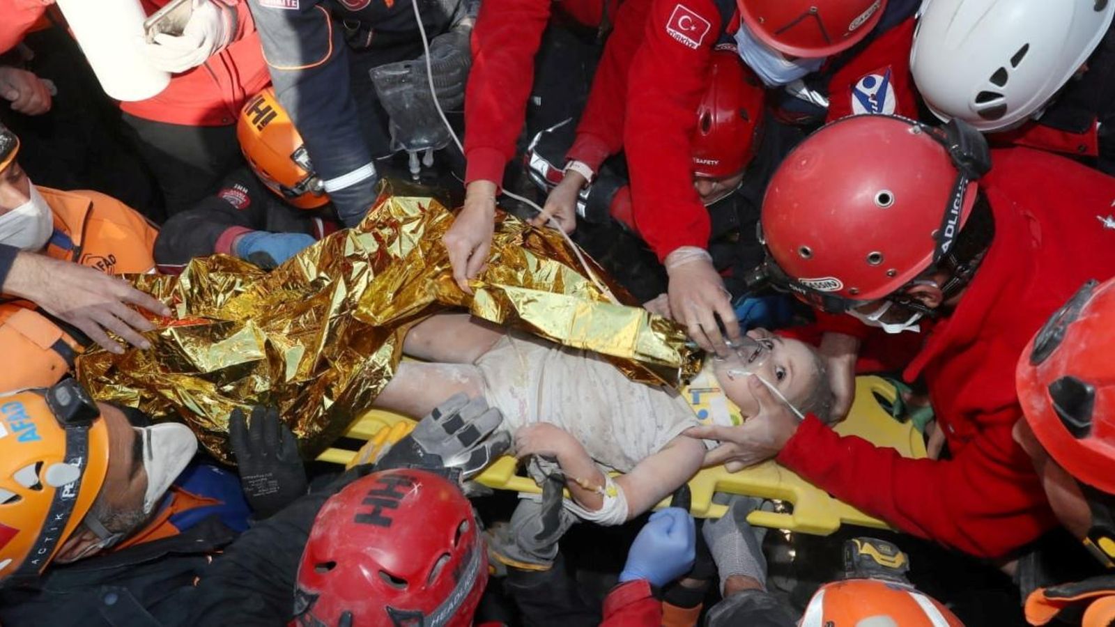 Moment en el qual els treballadors de rescat trauen a la xiqueta. (Reuters)