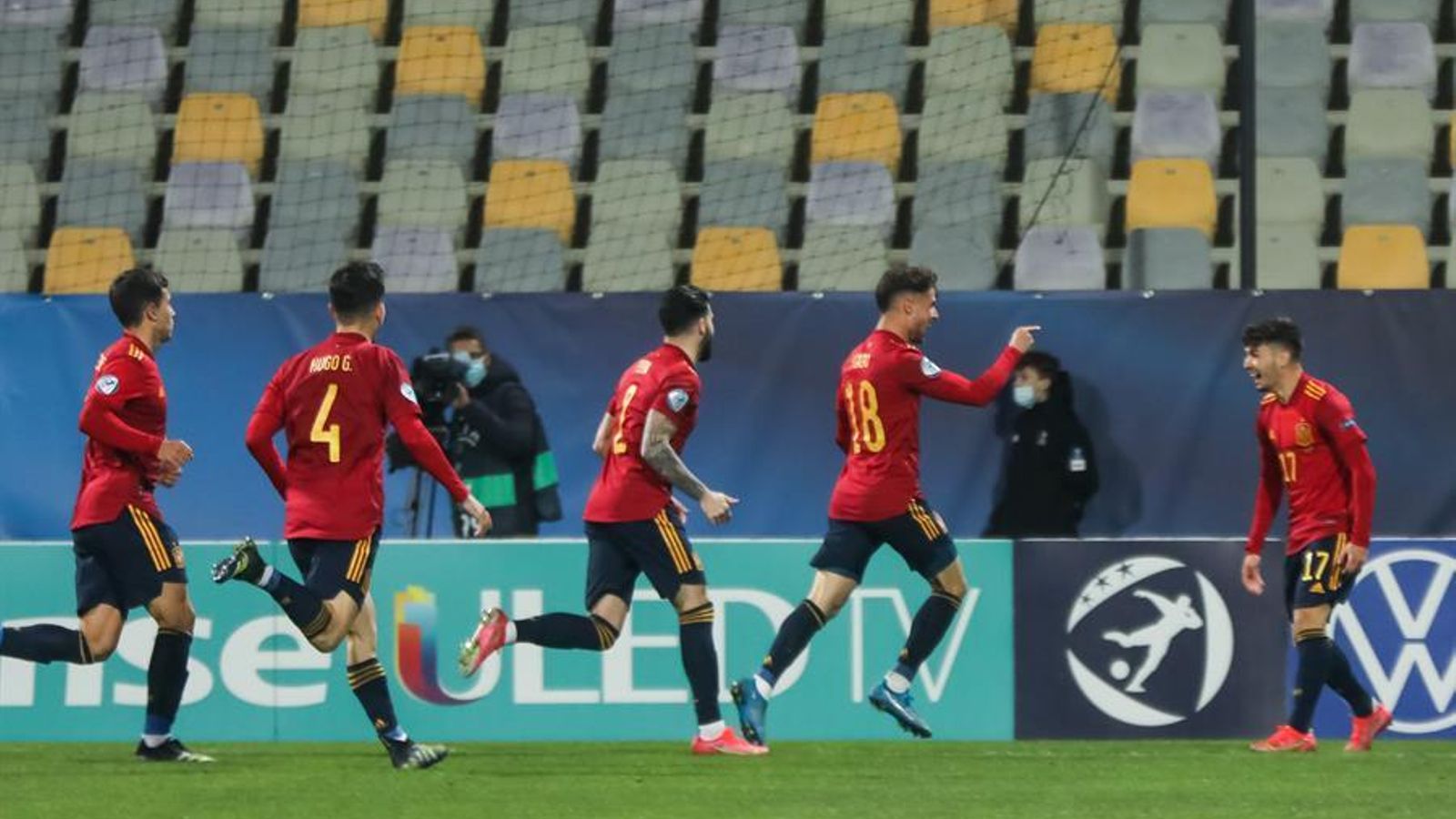 Els jugadors espanyols celebre el primer gol marcat per Javi Puado
