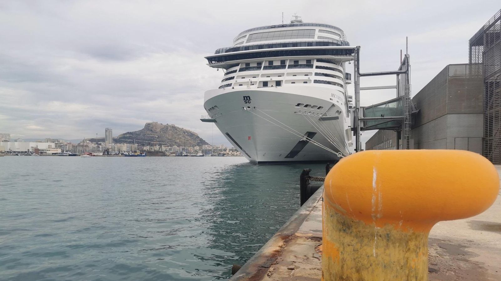Imatge d'arxiu d'un creuer al port d'Alacant Imatge d'arxiu d'un creuer al port d'Alacant