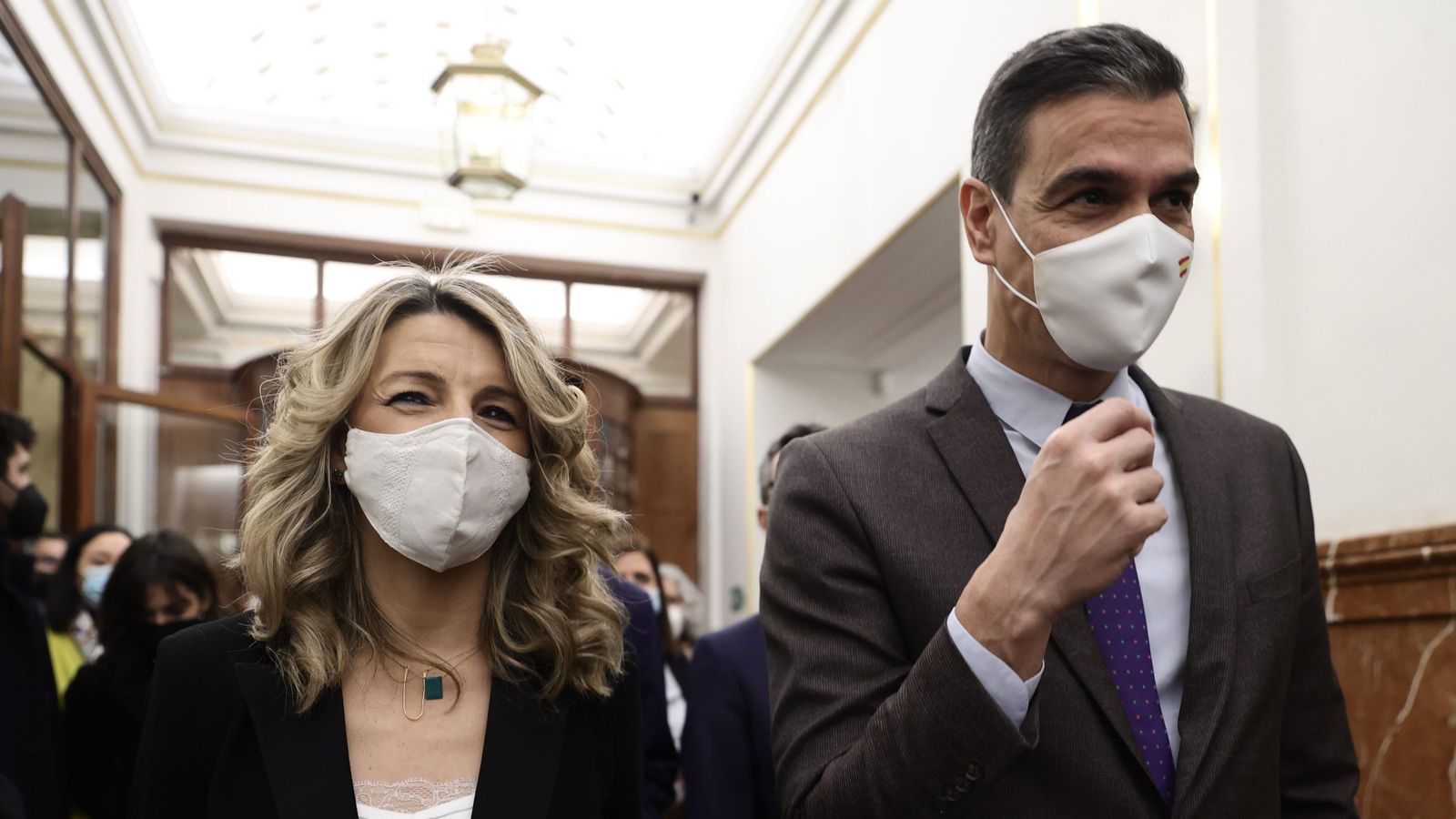 Imatge d’arxiu de Yolanda Díaz i Pedro Sánchez en el corredor del Congrés dels Diputats