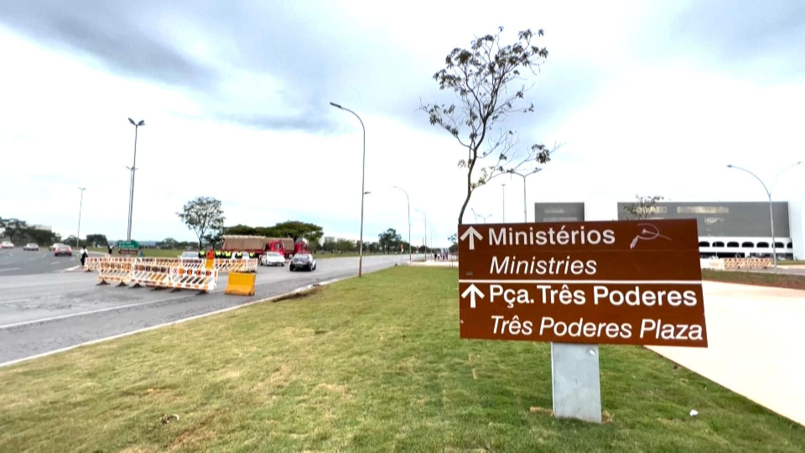 La zona propera a l'esplanada dels Ministeris, totalment buida