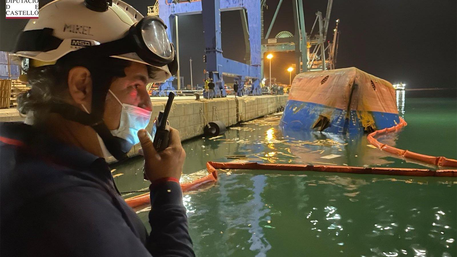 Imatge del vaixell bolcat al port de Castelló