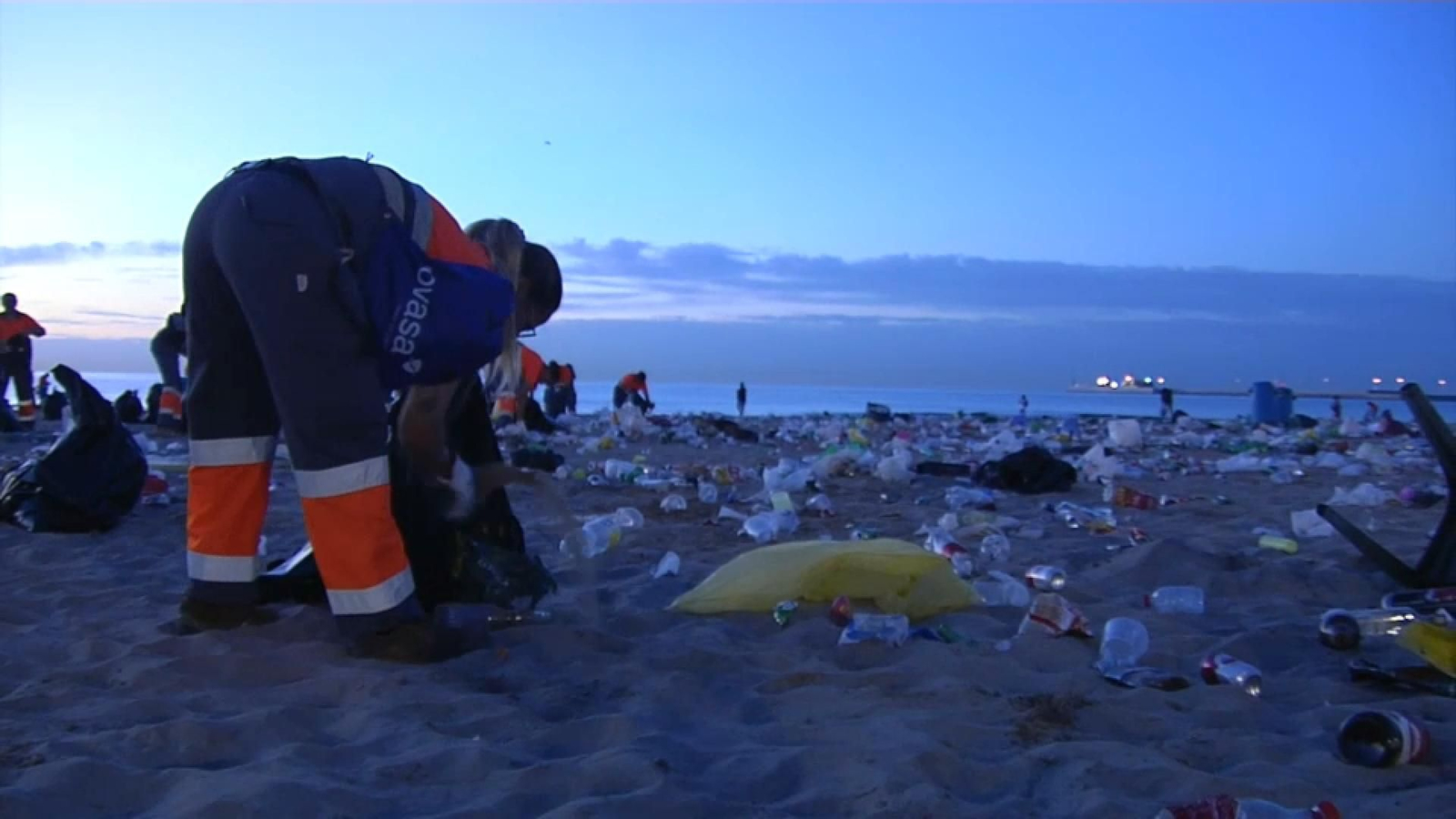 Operaris de neteja a la platja de la Malva-rosa de València, aquest divendres a la matinada